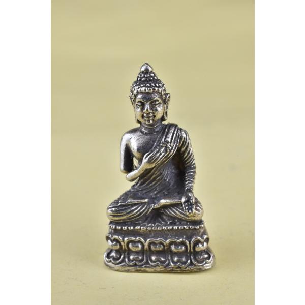 釈迦如来のミニメタル像です小さいですが精緻な仏像です真鍮合金製　　タイ製　サイズ：約3.2cm　重さ：約13gスケールはあくまで目安としてお考えください パソコンの環境などにより写真と実物の商品の色合いが違って見える場合があります製造過程に...
