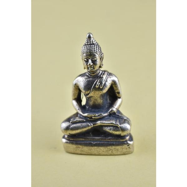 無量光(阿弥陀)如来のミニメタル像です小さいですが精緻な仏像です真鍮合金製　　タイ製　サイズ：約2.7cm　重さ：約10gスケールはあくまで目安としてお考えください パソコンの環境などにより写真と実物の商品の色合いが違って見える場合がありま...