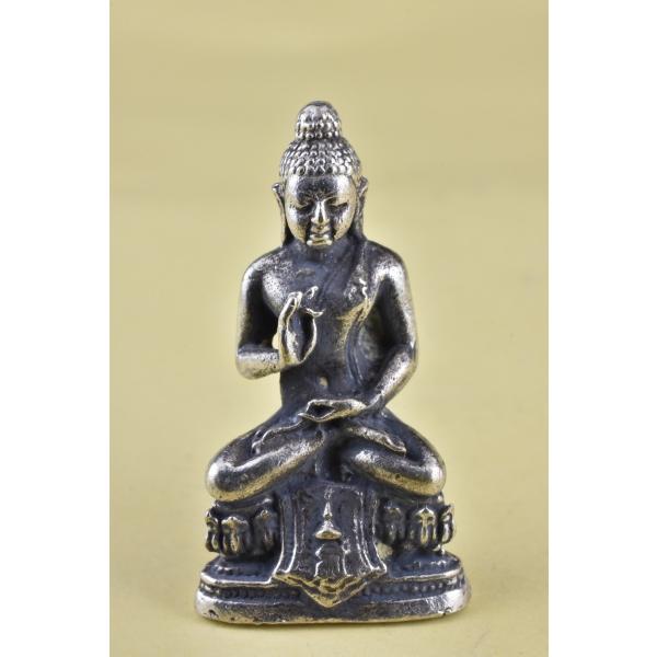 釈迦如来のミニメタル像です小さいですが精緻な仏像です真鍮合金製　　タイ製　サイズ：約3.3cm　重さ：約13gスケールはあくまで目安としてお考えください パソコンの環境などにより写真と実物の商品の色合いが違って見える場合があります製造過程に...