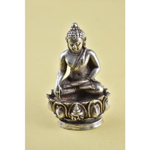 釈迦如来のミニメタル像です小さいですが精緻な仏像です真鍮合金製　　タイ製　サイズ：約2.6cm　重さ：約11gスケールはあくまで目安としてお考えください パソコンの環境などにより写真と実物の商品の色合いが違って見える場合があります製造過程に...