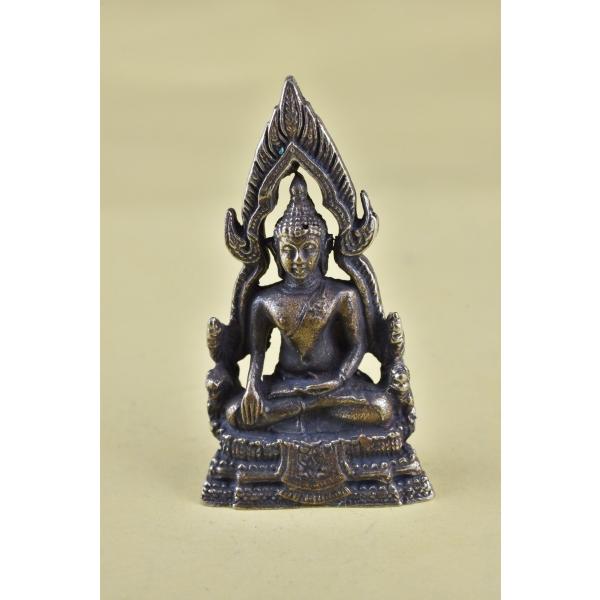 タイ・スコータイの釈迦如来のミニメタル像です小さいですが精緻な仏像です真鍮合金製　　タイ製　サイズ：約3.3cm　重さ：約12gスケールはあくまで目安としてお考えください パソコンの環境などにより写真と実物の商品の色合いが違って見える場合が...