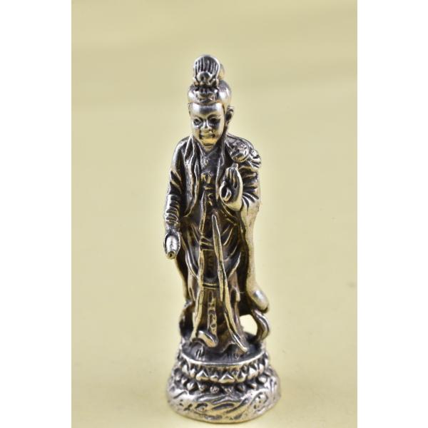 白衣観音菩薩のミニメタル仏像です小さいですが精緻な仏像です真鍮合金製　　タイ製　サイズ：約3.6cm　重さ：約9gスケールはあくまで目安としてお考えください パソコンの環境などにより写真と実物の商品の色合いが違って見える場合があります製造過...