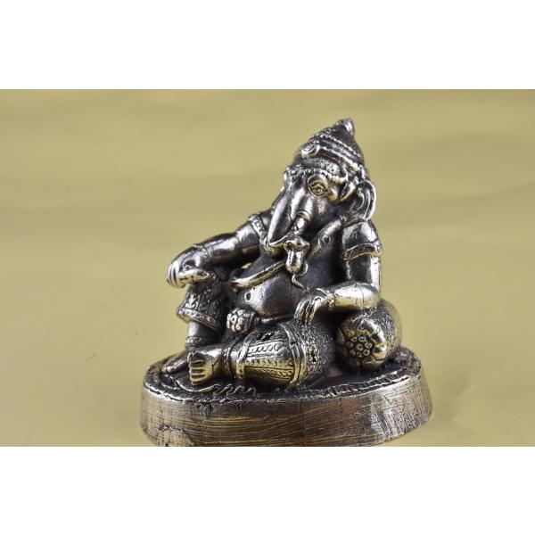 ヒンドゥー教の幸運の神様、ガネーシャのメタル像です日本では歓喜天として信仰されていますインド・ネパールはもとより東南アジアで絶大な人気を誇る神様です商売繁盛・学業成就・除災・福徳和合・子授けに功徳があるとされています小さいですが精緻な仏像で...
