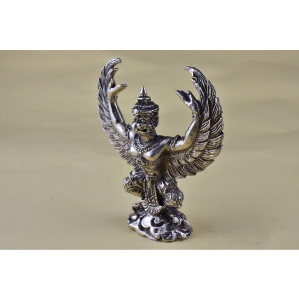 ヒンドゥー教の神様、ガルーダのメタル像です人間の姿をした鳥の神様で、ヴィシュヌの乗り物になっています仏教では八部衆の一神「迦楼羅」、太陽神とされています小さいですが精緻な仏像で真鍮合金製　　タイ製　サイズ：約5.7cm　重さ：約43gスケー...