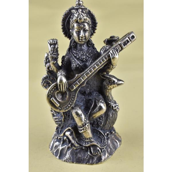 ヒンドゥー教の神様、サラスパティーのメタル像です日本では弁財天として信仰されています芸能音楽・弁舌・福徳・財宝にご利益があるとされています夫はブラフマー(梵天)日本では恋人と一緒にお参りするとやきもちを妬いて2人を別れさせてしまうといわれて...