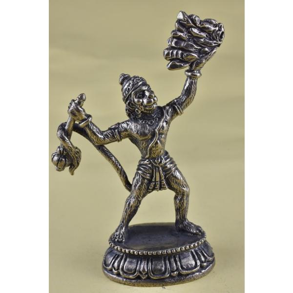 ヒンドゥ教の神様、ハヌマーンのメタル像です戦闘と勝負の神様です小さいですが精緻な仏像です真鍮合金製　　タイ製　サイズ：約6.6cm　重さ：約43gスケールはあくまで目安としてお考えください パソコンの環境などにより写真と実物の商品の色合いが...