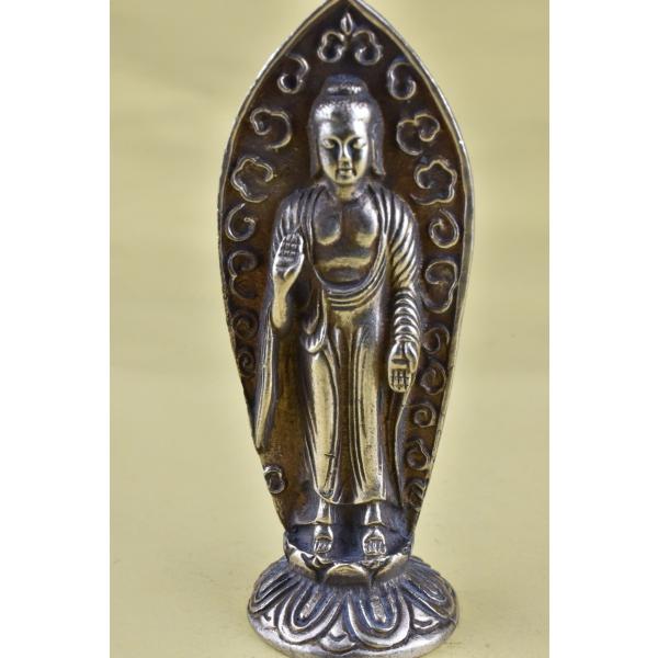 釈迦如来のメタル仏像です小さいですが精緻な仏像です真鍮合金製　　タイ製　サイズ：約6.3cm　約37gスケールはあくまで目安としてお考えください パソコンの環境などにより写真と実物の商品の色合いが違って見える場合があります製造過程における多...