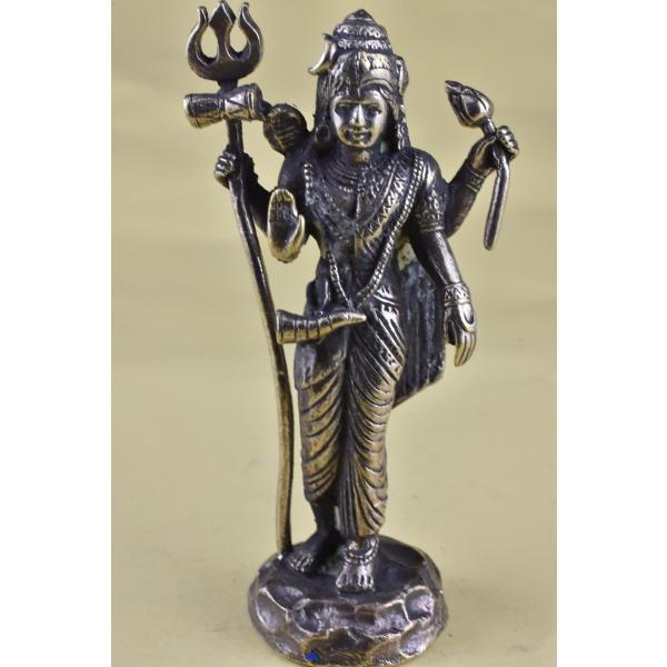 ヒンドゥー教の創造と破壊、再生の神様、シヴァのメタル像ですインド・ネパールでは絶大な人気を誇る神様です日本では大自在天として信仰されています妻はパールパティー、息子はガネーシャ、スカンダ(韋駄天)、クベラ(金毘羅)普段閉じられている、額にあ...