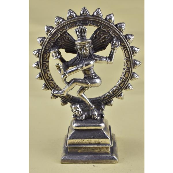 ヒンドゥー教の創造と破壊、再生の神様、シヴァのメタル像ですインド・ネパールでは絶大な人気を誇る神様です日本では大自在天として信仰されています妻はパールパティー、息子はガネーシャ、スカンダ(韋駄天)、クベラ(金毘羅)普段閉じられている、額にあ...