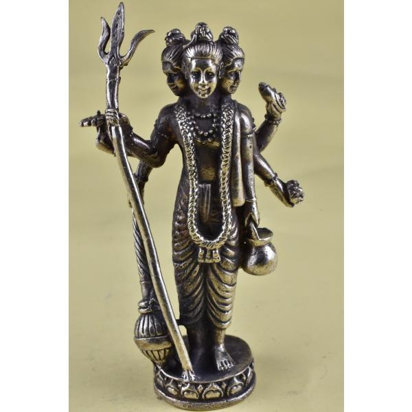 ヒンドゥー教の神様、ヴィシュヌのメタル像です世界維持、慈愛の神様でガルーダに乗っている姿が有名です妻はラクシュミー大乗仏教では自在天とされます小さいですが精緻な仏像です真鍮合金製　　タイ製　サイズ：約6.8cm　重さ：約59gスケールはあく...
