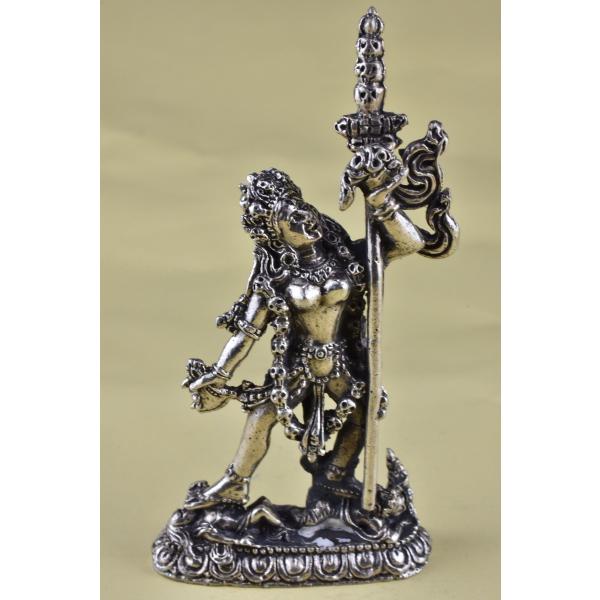 チベット仏教では有名な女性忿怒尊で、修行者を導くとされています聖者「ナーローパ」の宗教的パートナーです小さいですが精緻な仏像です真鍮合金製　　タイ製　サイズ：約7.9cm　重さ：約49gスケールはあくまで目安としてお考えください パソコンの...