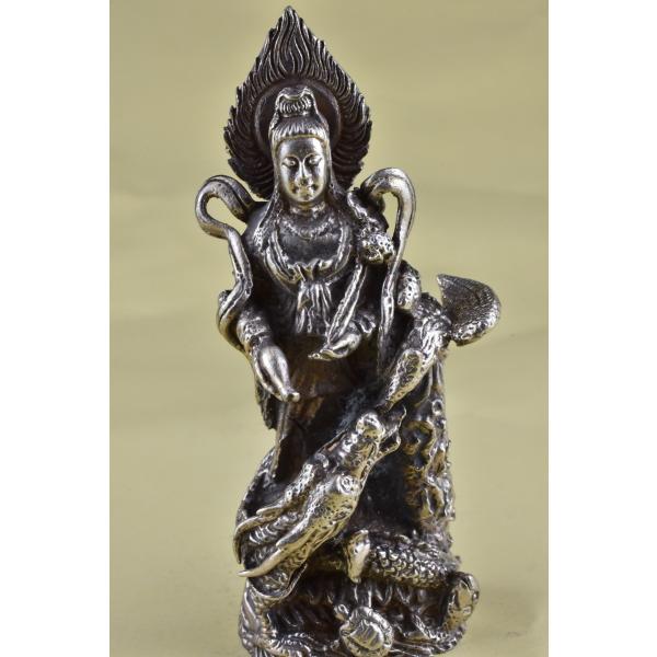 観音菩薩と龍のメタル仏像です小さいですが精緻な仏像です真鍮合金製　　タイ製　サイズ：約8.0cm　重さ：約114gスケールはあくまで目安としてお考えください パソコンの環境などにより写真と実物の商品の色合いが違って見える場合があります製造過...