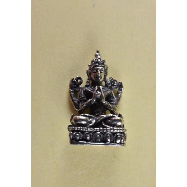 カーラチェリ(観音菩薩)のメタル像です財布の中にも入る大きさですとても小さいですが精緻な像です真鍮合金製　　タイ製　サイズ：約2.0cm　重さ：約3gスケールはあくまで目安としてお考えください パソコンの環境などにより写真と実物の商品の色合...