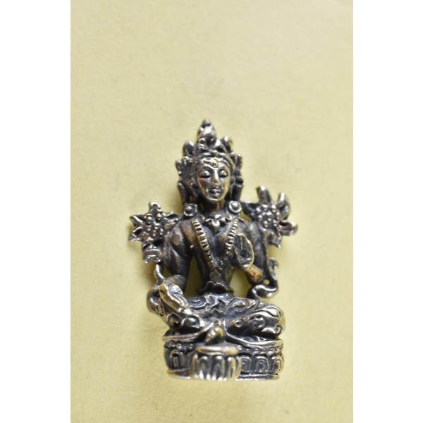 グリーンターラのメタル像です財布の中にも入る大きさですとても小さいですが精緻な像です真鍮合金製　　タイ製　サイズ：約2.2cm　重さ：約3gスケールはあくまで目安としてお考えください パソコンの環境などにより写真と実物の商品の色合いが違って...