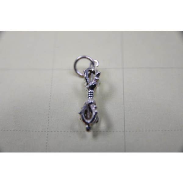 仏教法具でチベットではドルジェと呼びます無知なものをすべて仏の智慧に替えてしまうもので、不滅のものと考えられています。お守り、護符としてお使いいただけます小さいですが精緻なペンダントトップです92.5シルバー製　　ネパール製　サイズ：約2....