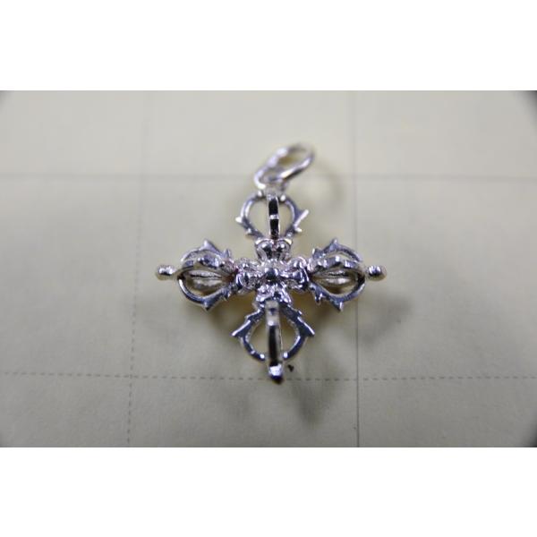 仏教法具でチベットではドルジェと呼びます無知なものをすべて仏の智慧に替えてしまうもので、不滅のものと考えられています。お守り、護符としてお使いいただけます小さいですが精緻なペンダントトップです92.5シルバー製　　ネパール製　サイズ：約2....