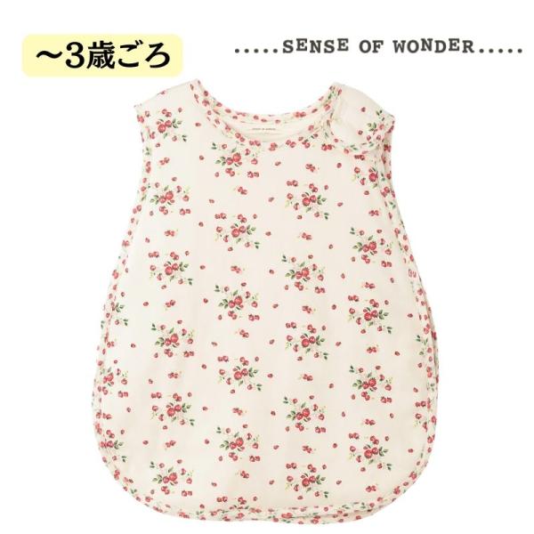 人気の野イチゴ柄で華やかな雰囲気を演出したスリーパーですアウトラインにパイピングをあしらい、さりげないアクセントをプラススナップボタンで簡単に着脱でき、赤ちゃんが寝冷えしないように守ってくれるのも魅力です素材 表地：綿100% 裏地：綿10...