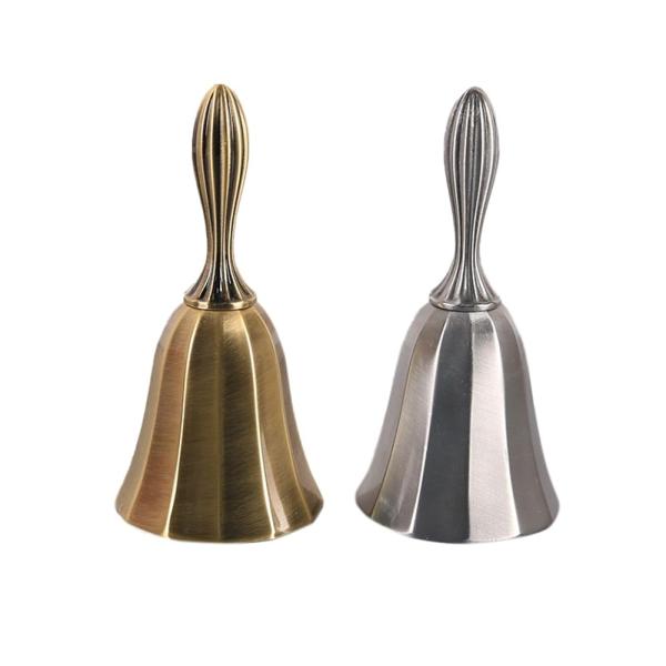 「商品情報」「主な仕様」クリアで澄んだ音のハンドベル：軽く振るだけで、呼びベル、卓上ベル、テーフルベル、ペットの訓練、介護などの呼び出しの鐘など、多様な用途に使用可能。ゴールドとシルバーの2個セットで、シーンや用途に応じて使い分けることもで...