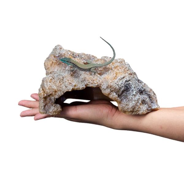 「商品情報」「主な仕様」登って遊べる爬虫類 シェルターで健康をサポート：高低差を活かしたデザインがレオパ、カナヘビなどトカゲ類やヘビなどの爬虫類の体温調節や活動に最適。日光浴や隠れ家としても利用でき、ペットの健康と快適な住環境を実現します。...