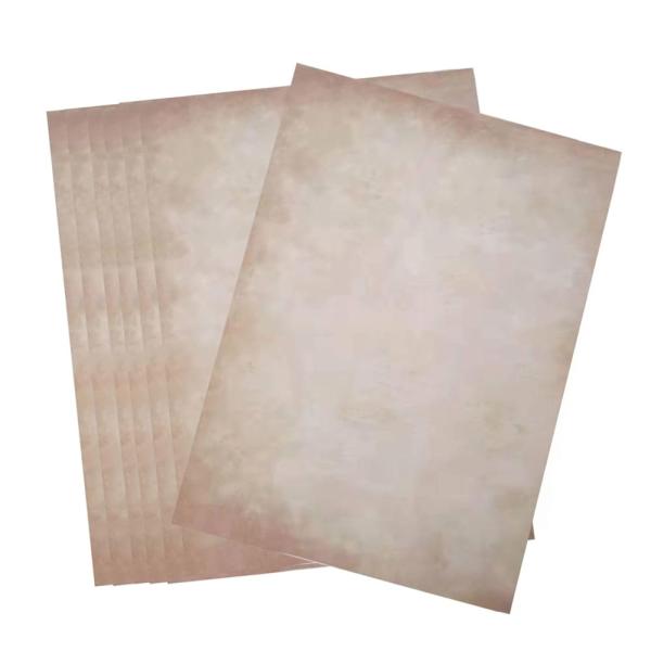 「商品情報」「主な仕様」リアルな羊皮紙風デザインのヴィンテージペーパーで本格的な雰囲気を演出：両面印刷されたリアルな古紙風デザインが、手紙や招待状、楽譜、宝の地図などに独自のヴィンテージ感をプラス。特別感のある作品づくりに最適です。手書きも...