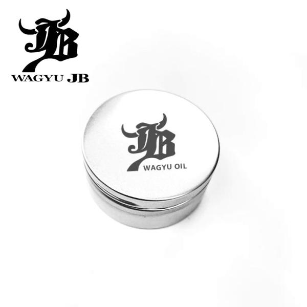 「牛脂」配合。タック感と保革の相乗効果が得られるオイル。捕球面の摩耗による擦り切れをやわらげ、革のへたりや劣化を軽減できる。※塗り過ぎ注意●グラブメンテナンス用品●WAGYU OIL/和牛オイル●メーカー名：WAGYU JB●メーカー希望小...