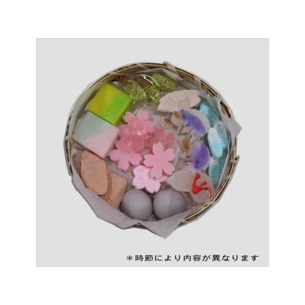 季節に合わせた、落雁・錦玉・寒氷などの詰め合わせです。日本の美しい風景描くように落雁・錦玉・寒氷などを二種、三種と組み合わせてお使い下さい。お客様をおもてなす時、干菓子で季節に合わせた趣向で演出下さい。