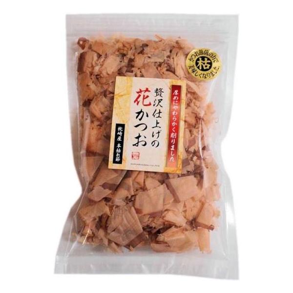 枕崎で手間暇かけて作られた本枯れ節をやわらかく大きな花に削りました！割烹料理屋さんで食べたことがある、お吸い物や茶碗蒸しと同じ上品な風味のダシが取れます。鰹本枯れ節は日本の伝統的な発酵食品！濃いダシでお料理すれば調味料を減らすことができ、減...