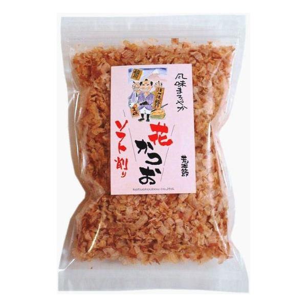 国産の鰹荒本節（かつおのふし）で削った、ソフト削りです当社独自の削り方で生臭みがなく口当たりがとても柔らか！味わい深い削り節に仕上がりましたヽ(^o^)丿輪切り方向に8mmぐらいの幅に細かく削ったので温かいご飯やお浸し・漬物にのせてお醤油な...