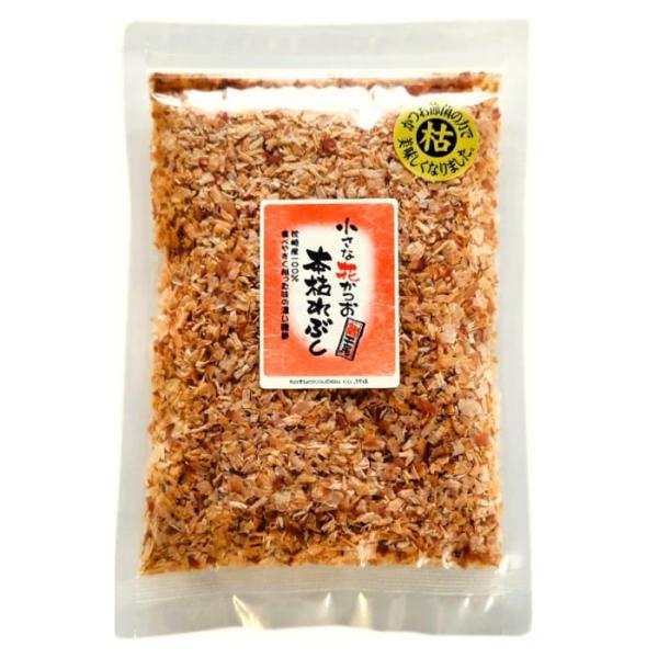 枕崎産の本枯れ節だけで削ったワンランク上の小さな削りぶし！食べやすいように小さくサラサラに削ってあります (^O^)この小さな削りぶしは、使い勝手も抜群！朝ごはんのおかずやおにぎりの具に使えば、一気に栄養価アップ！！簡単に美味しさをプラスす...