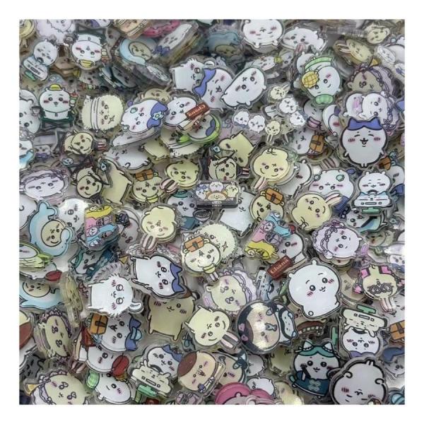 【可愛いDIY素材】 ちいかわの愛らしいキャラクターをモチーフにしたアクリル片は、100枚のセットで提供され、ランダムに選ばれたデザインがDIYの楽しみを倍増させます。各片は約2cmのサイズで、さまざまな手作りプロジェクトにぴったりです。【...