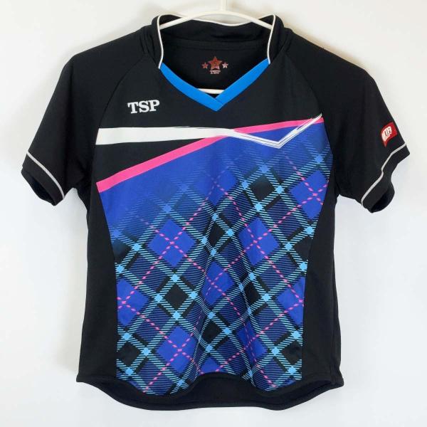 [ブランド] TSP[タイプ] 卓球 ゲームシャツ 半袖 JTTA[表記サイズ] L[対象] レディース[カラー] レッド×ブラック[身幅] 約43cm[着丈] 約53cm[状態] 使用感があり、ほつれがみられます。