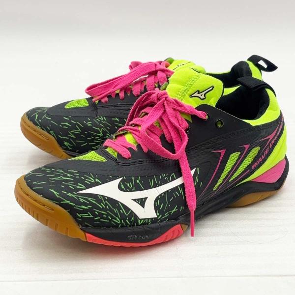 [ブランド] ミズノ[タイプ] 卓球シューズ ウエーブドライブNEO[表記サイズ] 24cm[対象] レディース[型番] 81GA180035[カラー] ブラック×ホワイト×グリーン[状態] 使用感があり、ダメージがみられます。
