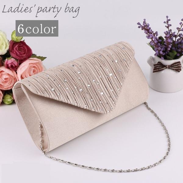 レディースのパーティーバッグです。シャーリングデザインにキラリと輝くスパンコールが上品で華やかなデザインです♪結婚式などのパーティーシーンに活躍しますね◎【サイズについて】画像をご参照ください。【素材について】ポリエステル　金属【カラーにつ...