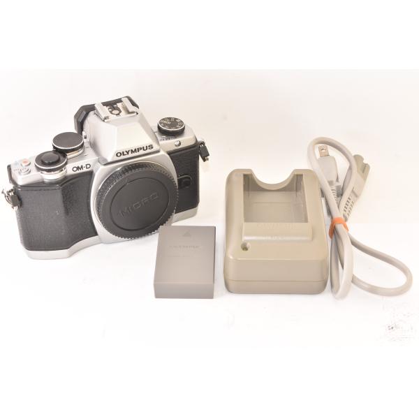 【外観】通常使用によるスレ、キズが少々見受けられます。アタリへこみなどの大きなダメージはありません。液晶モニターはスレ、キズ少なくキレイです。【光学系】液晶モニターに黄変が見受けられます。ファインダーに拭きスレの様なモノが見受けられますが、...