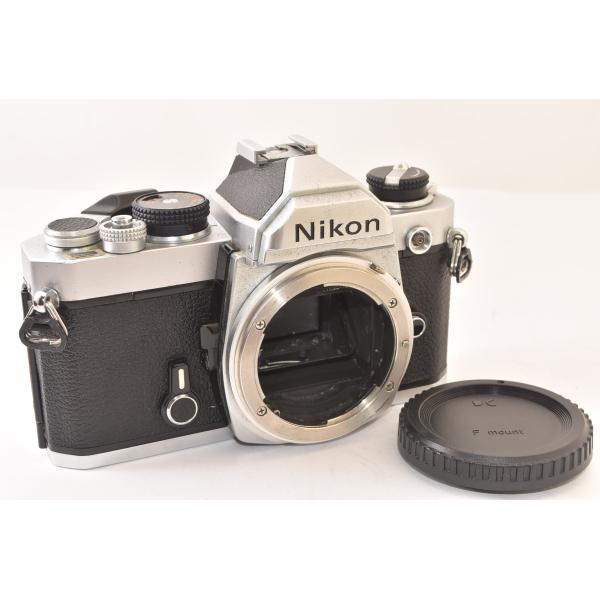 ※現状渡し、ノークレーム、ノーリターンにてお願い致します。【外観】ファインダーとサイドに若干アタリがあります。その他は通常使用によるスレ、キズと汚れが若干見られ所々塗装剥がれも見受けられます。フィルム室はモルトの劣化が見られますがキレイな状...