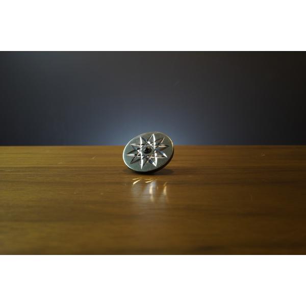 ダイヤカットを施した飾り鋲です。銀色直径38ｍｍ　厚み３mm素材：アルミ真鍮ビス※GB色付き店舗の装飾に最適です。※新品未使用品ですが長期保管品につき経年によるくすみ等がある場合がございますのでご容赦ください。