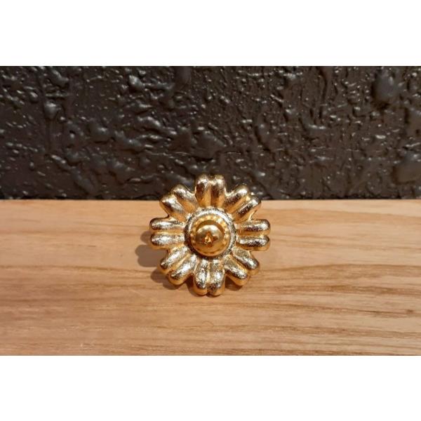 菊の飾り鋲です。金色a３４Φ材質：真鍮ビス長さ：35ミリ