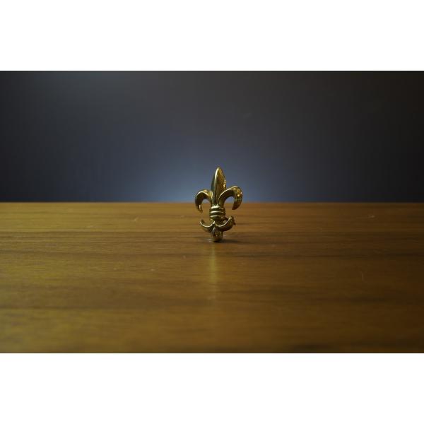 錨をモチーフにした飾り鋲です。本体：40mm×27mm(真鍮)鋲の長さ22mm程度(鉄)取付時は下穴を開ける事をお勧めします。