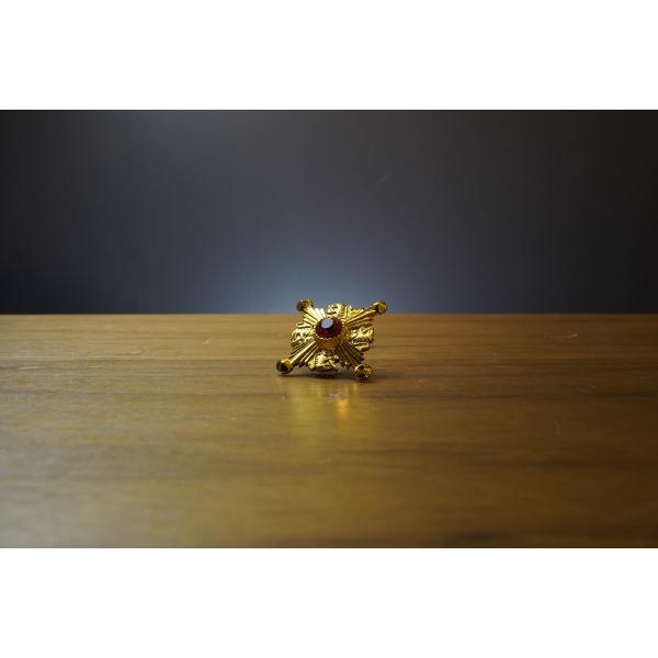 西洋文化を彷彿とさせる飾り鋲です。サイズ　最大幅44ミリ×44ミリ