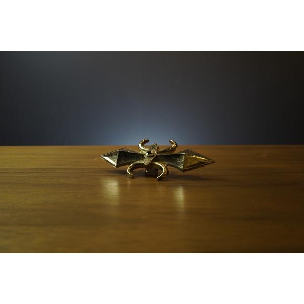 剣をモチーフにした飾り鋲です。金色40×90