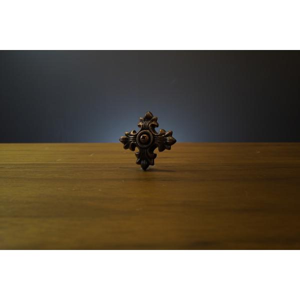 十字の飾り鋲です。