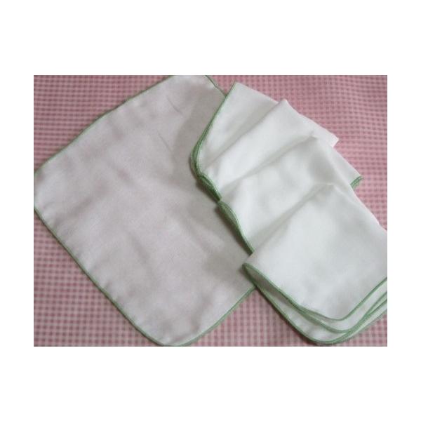 4枚合わせのガーゼハンカチは洗う度にふわふわのハンカチになります。無蛍光晒なので、お肌にとてもやさしいです。飾り縫いの縁の色はライトグリーン、ピンク、生成りの全3色があります。綿100％　　日本製サイズ　　　28ｘ28cm