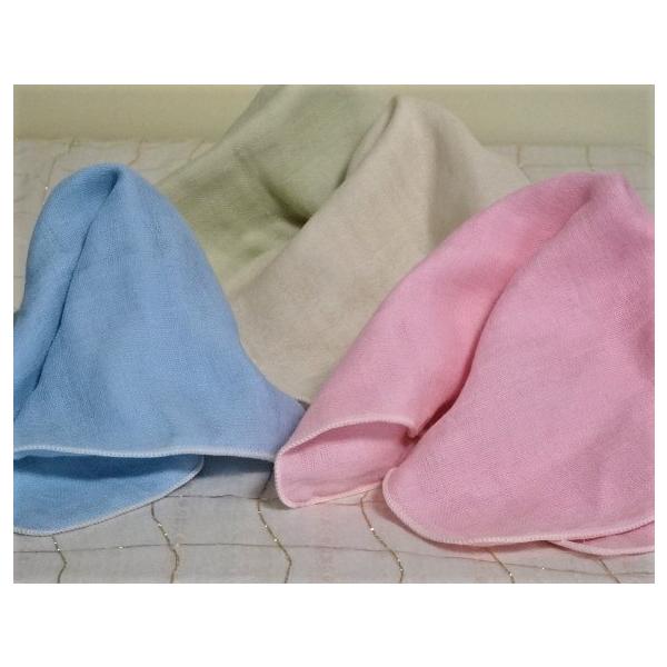 4重織のガーゼハンカチはボリュームいっぱいで大変重宝します。水分の吸収力が素晴らしく、速乾性もあるので手洗いの回数が多いときでもベタベタとしないです。カバンやポケットに入れてもコンパクトに収まるので便利です！パステルカラーの生成り色、ピンク...