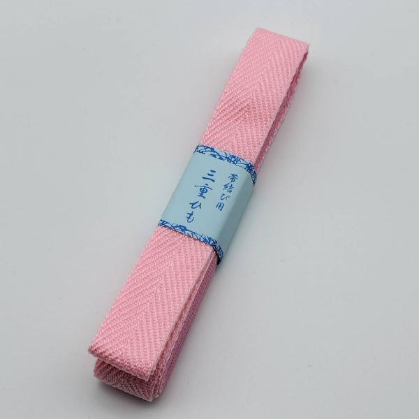 帯結びをする時に必需品となる三重仮紐です。ピンク色とホワイトです。13時までのご購入でネコポス便で発送させて頂きます。紐の中心が、三重のゴムになっています。変わり結びをする時に使用することで、体や帯への負担を減らすことができます。ピンク素 ...