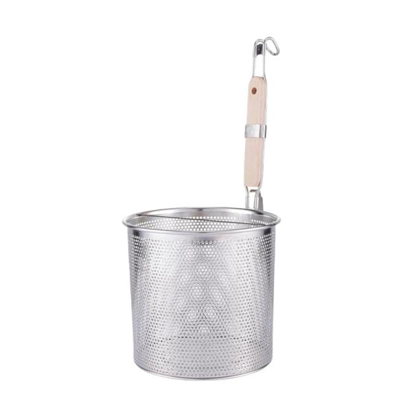 湯切りをするだけなら平ザルでもできますが、てぼを使えば、ハンズフリーで 一度に数人分の麺をゆでられ、簡単にしっかり湯切りができます。 しかも、違う種類の麺やつけ合わせの野菜などを1つのお鍋で時にゆでること もできるため、大家族で忙しいママも...