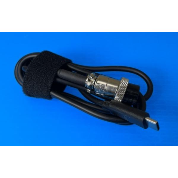 PS611CN/610Cを始めとする単三電池駆動のホンデックス社ポータブル魚探をPDモバイルバッテリーで駆動するための電源ケーブル（長さ約115ｃｍ）です。PD対応モバイルバッテリーから１２V1.5Aを取り出すための回路を内蔵したケーブルに...