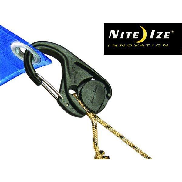 ナイトアイズ 自在金具 ロープ締め具 紐縛り 固定器具カムジャム1P/NCJ-02-01 094664022478商品詳細ロールの先にカラビナ・フックを装着できる便利なパーツロープを本体に通して引っ張るだけで、簡単にひもをピンと張れる、便利...