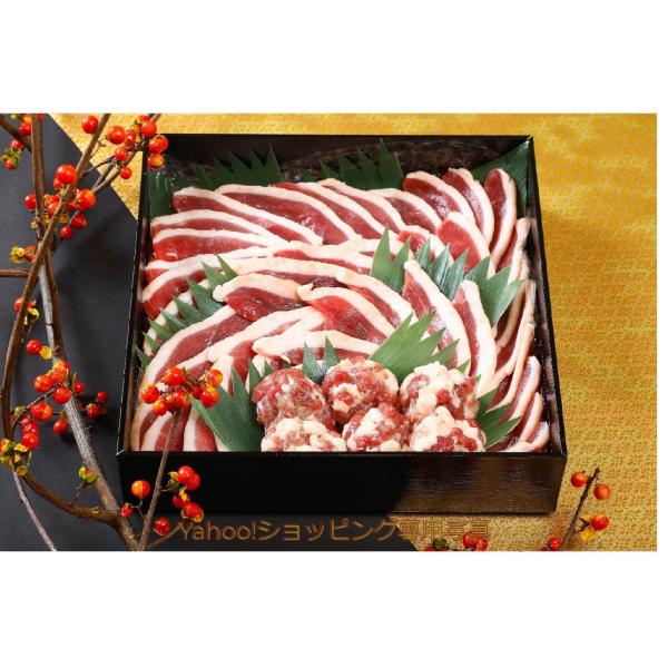 鮮度の良い生の合鴨肉の切り身と団子を野菜や出汁と一緒にお届け致します。さっぱりとした醤油出汁はしつこくなく合鴨肉のうまみを引き立てます。川崎鳥匠の店内とおなじく、合鴨鍋をご家庭でお楽しみくださいませ。（2人前セット内容）〇合鴨肉のロース＆団...