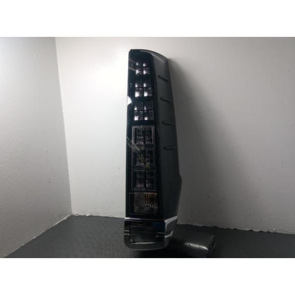 ヴォクシー ZRR85W 右 テール ランプ ライト 81551-28560 : 株式会社