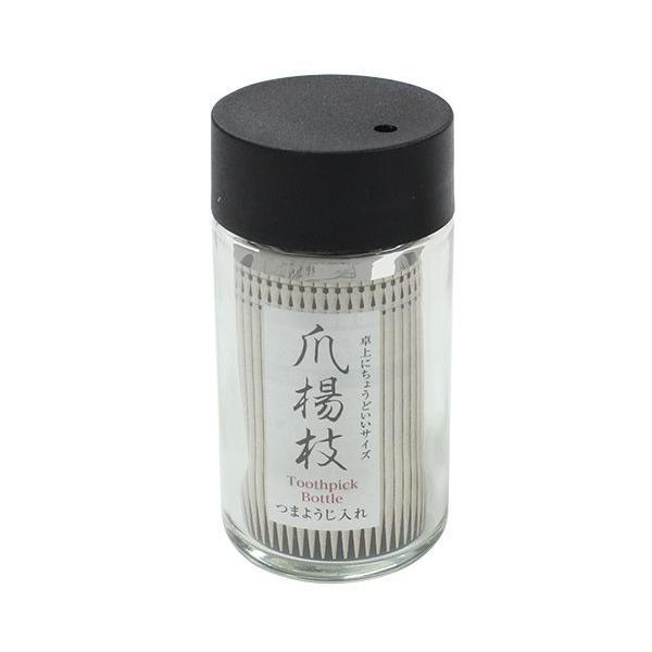 爪楊枝ケースです。市販の爪楊枝を詰め替えてお使いください。一般用の爪楊枝が約100本入ります。フタに1本ずつ取り出せる穴が開いております。卓上に置くのにちょうどいいサイズです。※爪楊枝は付属しておりません※耐熱ガラスではございません※食器洗...